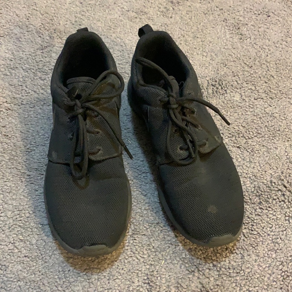 All black Nike Roshe size 8.5